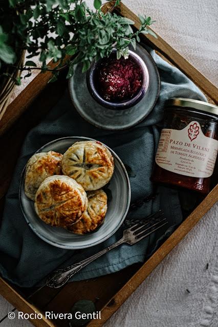 Pasteles salados de queso de cabra y mermelada de tomate