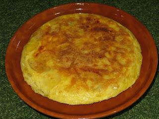 TORTILLA DE PATATA CON QUESO DE CABRA Y CEBOLLA CARAMELIZADA