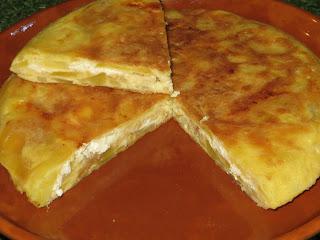 TORTILLA DE PATATA CON QUESO DE CABRA Y CEBOLLA CARAMELIZADA