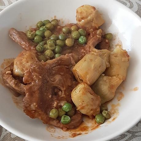 CORDERO CON ALCACHOFAS Y GUISANTES
