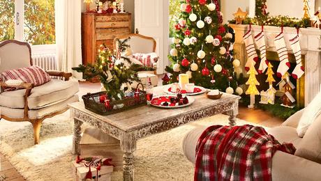Decorar una mesa con motivos navideños Mesa de centro con decoración navideña