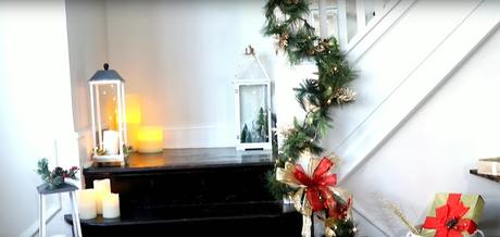 Decorando la escalera con motivos navideños