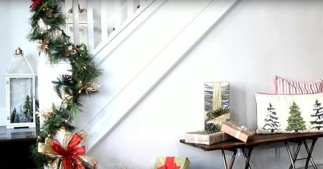 Decorando la escalera con motivos navideños