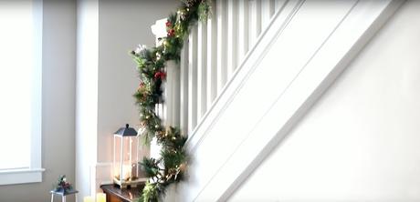 Decorando la escalera con motivos navideños
