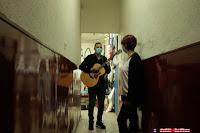 Una guapa y un gualtrapa interpretan Miracles