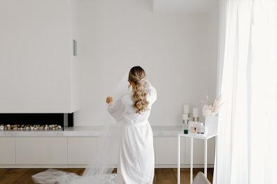 Novia con el velo en la mano