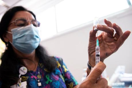 Chile rompe nuevo record de contagios diarios pero pasa los 7 millones de vacunados