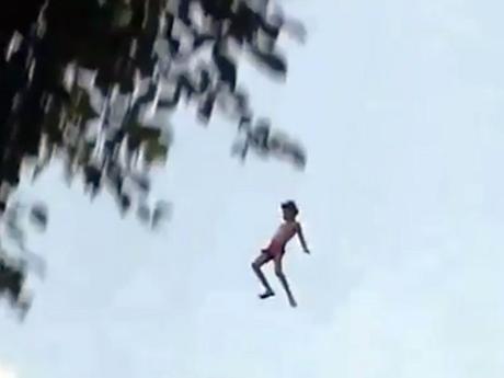 La Ilusión (Charly y los Cuerpos Cayendo al Mar)