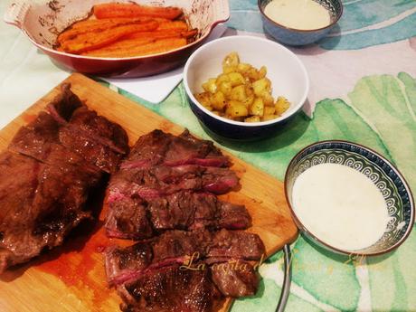 Flat iron steak con zanahorias asadas y salsa de queso azul Flat iron steak con zanahorias asadas y salsa de queso azul