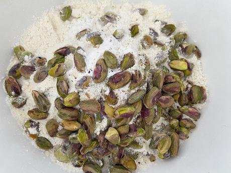 delikatissen healthy cake easy cake coffe cake bundt cake fácil bizcocho para el café bizcocho jugoso bizcocho con almendra y pistachos bizcocho casero bizcocho bundt cake bizcocho brunch high tea almond pistachio bundt cake  