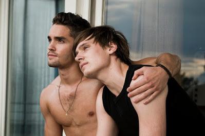 RELATO GAY: EL DÍA DEL ÚLTIMO CREPÚSCULO. CAPÍTULO 15: UN VIAJE PELIGROSO RELATO GAY: EL DÍA DEL ÚLTIMO CREPÚSCULO. CAPÍTULO 15: UN VIAJE PELIGROSO