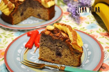 Bizcocho bicolor de plátano, almendra y frutos rojos, sin azúcar