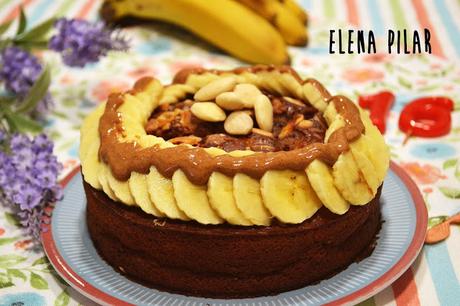 Bizcocho bicolor de plátano, almendra y frutos rojos, sin azúcar