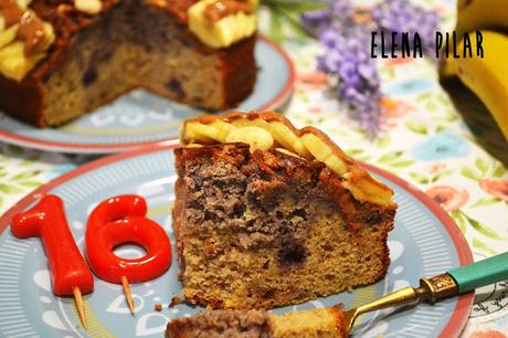 Bizcocho bicolor de plátano, almendra y frutos rojos, sin azúcar