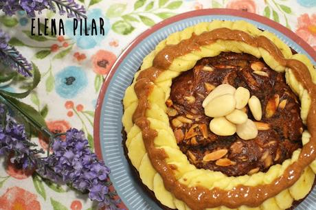 Bizcocho bicolor de plátano, almendra y frutos rojos, sin azúcar