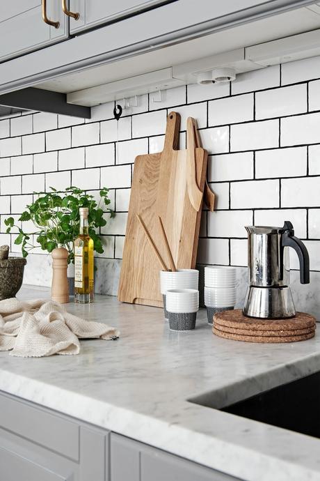 delikatissen scandinavian style scandinavian kitchen scandinavian interiors scandinavian decor nordic kitchen grey kitchen decoración de cocinas comedor cocina sueca cocina nórdica cocina gris cocina grande cocina escandinava cocina con isla cocina con alfombra  