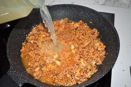 Arroz con berberechos y gambas rojas