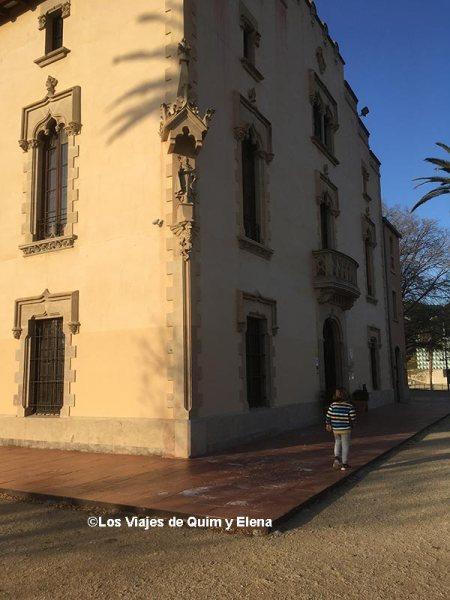 Éric en Can Saragossa en Lloret de Mar con niños