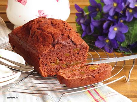 Plum cake o bizcocho de cacao con peras en almíbar