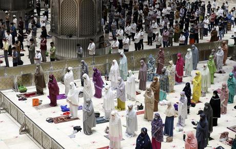 Musulmanes celebran el Ramadán en medio de un aumento de contagios de Covid-19