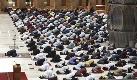 Musulmanes celebran el Ramadán en medio de un aumento de contagios de Covid-19