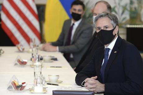 La OTAN y Estados Unidos prometen apoyo a Ucrania y advierten a Rusia sobre tropas