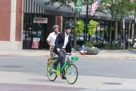El Ministro de Transportes de Biden pillado como falso ciclista. ¡Viva el ecologismo!