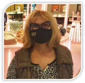 Esta mascarilla negra no es la que mejor me sienta por mis colores naturales. El Corrector de Ojeras, tu gran aliado estos días