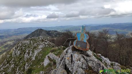 Cima del Pico Texu con la Guitarra del Presi