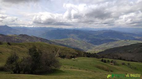 Subiendo de la Campa Gües al Pico Texu