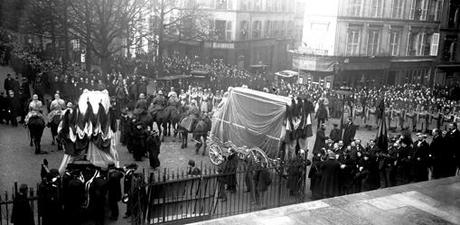 En 1916, roba en Carmena, huye a París y lo expulsan por espía En 1916, roba en Carmena, huye a París y lo expulsan por espía
