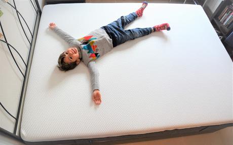 Durmiendo a pierna suelta con Emma Durmiendo a pierna suelta con Emma