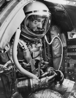 ¿Por qué los cosmonautas rusos orinan sobre un neumático antes de salir al espacio?) ¿Por qué los cosmonautas rusos orinan sobre un neumático antes de salir al espacio?)