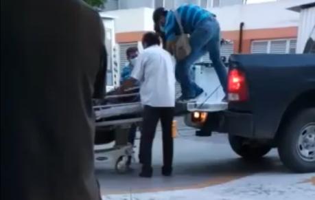 Video: Ministeriales sacan a paciente del Hospital Central a bordo de una camioneta