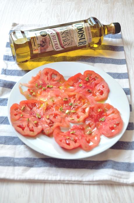 Carpaccio de tomate monterosa con pistachos