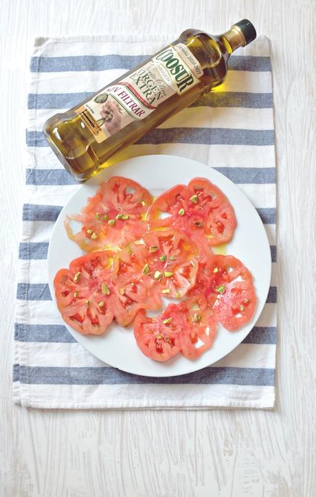 Carpaccio de tomate monterosa con pistachos Carpaccio de tomate monterosa con pistachos