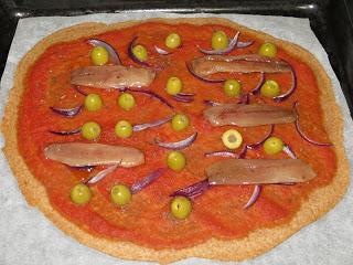 COCA INTEGRAL DE SARDINAS AHUMADAS, ACEITUNAS Y CEBOLLA COCA INTEGRAL DE SARDINAS AHUMADAS, ACEITUNAS Y CEBOLLA