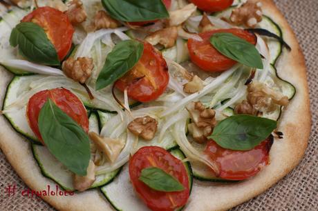 Coca de cerveza con calabacín y tomatitos