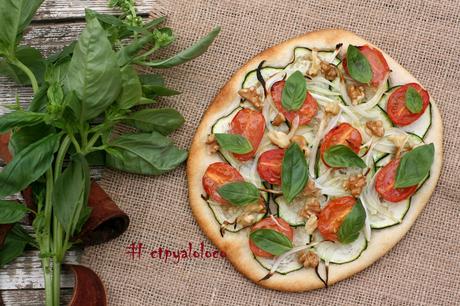 Coca de cerveza con calabacín y tomatitos