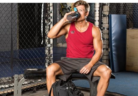 Beber un suplemento de carbohidratos líquidos en el gimnasio.