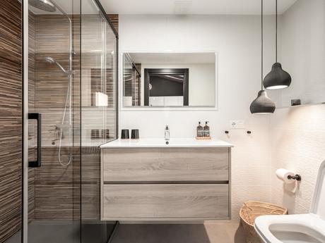 delikatissen viviendas en la costa del sol vivienda de vacaciones vigas en el techo vacation house summer house scandinavian style scandi en la costa del sol Málaga ladrillo visto estilo nórdico Málaga estilo escandinavo distribución abierta casas casco antiguo Estepona beach house apartamento en la playa  