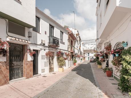 delikatissen viviendas en la costa del sol vivienda de vacaciones vigas en el techo vacation house summer house scandinavian style scandi en la costa del sol Málaga ladrillo visto estilo nórdico Málaga estilo escandinavo distribución abierta casas casco antiguo Estepona beach house apartamento en la playa  