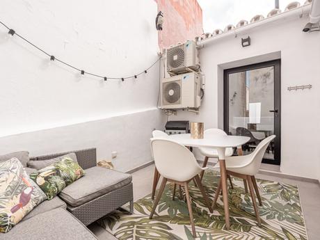 delikatissen viviendas en la costa del sol vivienda de vacaciones vigas en el techo vacation house summer house scandinavian style scandi en la costa del sol Málaga ladrillo visto estilo nórdico Málaga estilo escandinavo distribución abierta casas casco antiguo Estepona beach house apartamento en la playa  