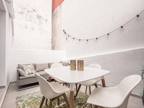 delikatissen viviendas en la costa del sol vivienda de vacaciones vigas en el techo vacation house summer house scandinavian style scandi en la costa del sol Málaga ladrillo visto estilo nórdico Málaga estilo escandinavo distribución abierta casas casco antiguo Estepona beach house apartamento en la playa  