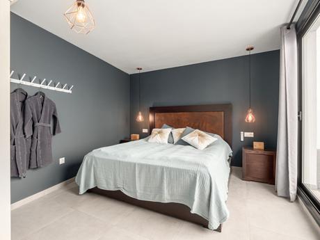 delikatissen viviendas en la costa del sol vivienda de vacaciones vigas en el techo vacation house summer house scandinavian style scandi en la costa del sol Málaga ladrillo visto estilo nórdico Málaga estilo escandinavo distribución abierta casas casco antiguo Estepona beach house apartamento en la playa  