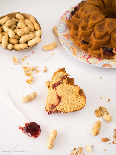 Bundt Cake de mantequilla de cacahuete y mermelada de fresa