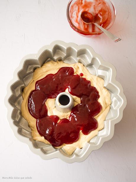 Bundt Cake de mantequilla de cacahuete y mermelada de fresa