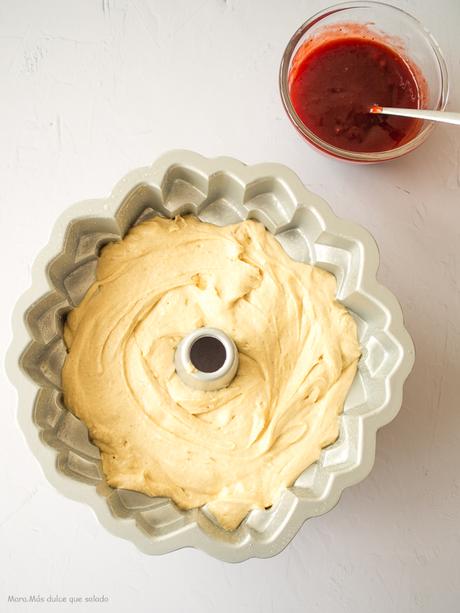 Bundt Cake de mantequilla de cacahuete y mermelada de fresa