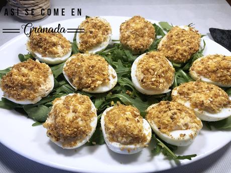 Huevos crujientes rellenos de pollo