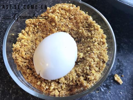 Huevos crujientes rellenos de pollo